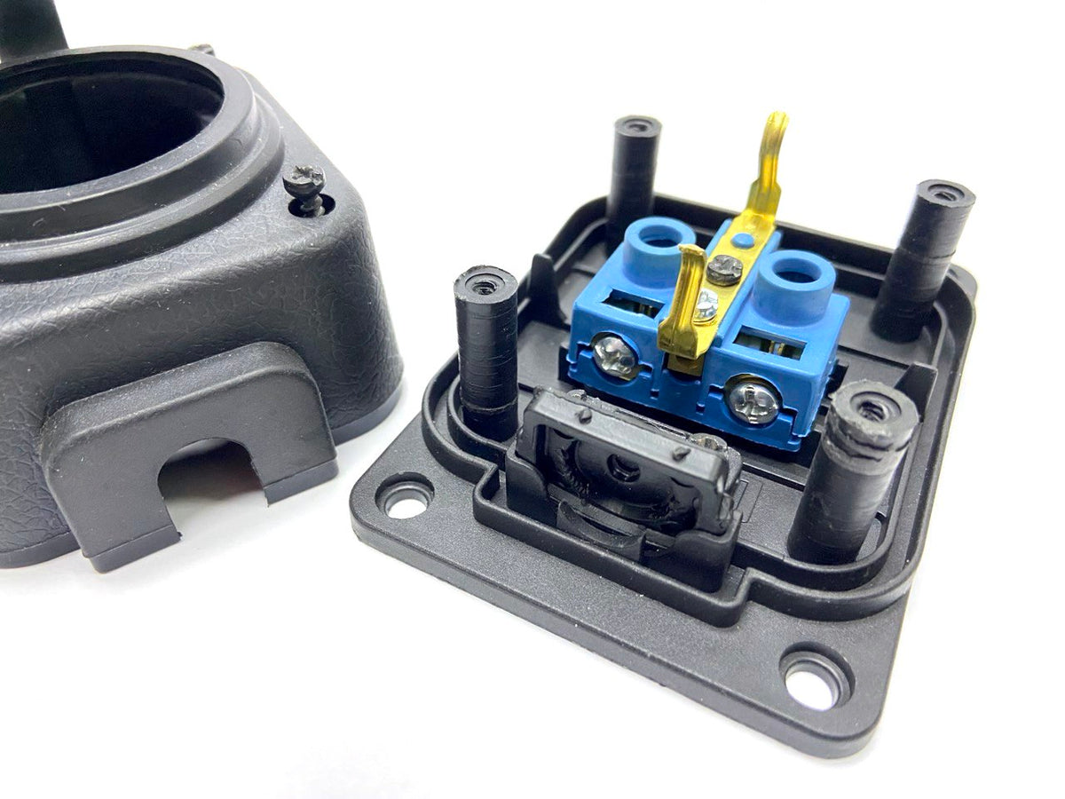 Dubh "rubber" socket suiteáilte ar dhromchla 250V, 16A, IP44, SCHUKO 2P+Z, 1KMP-F, Bylion